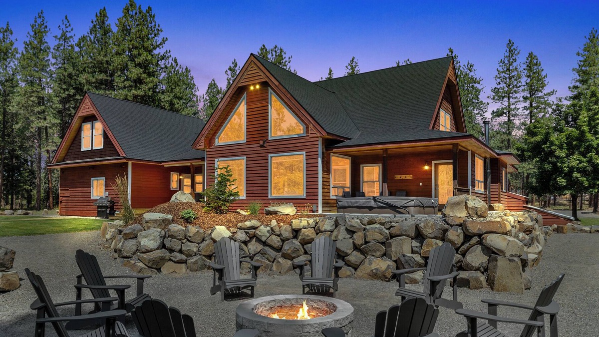 Cle Elum House | Private Forest Escape for 19 with Hot Tub & Stunning Night Sky Views