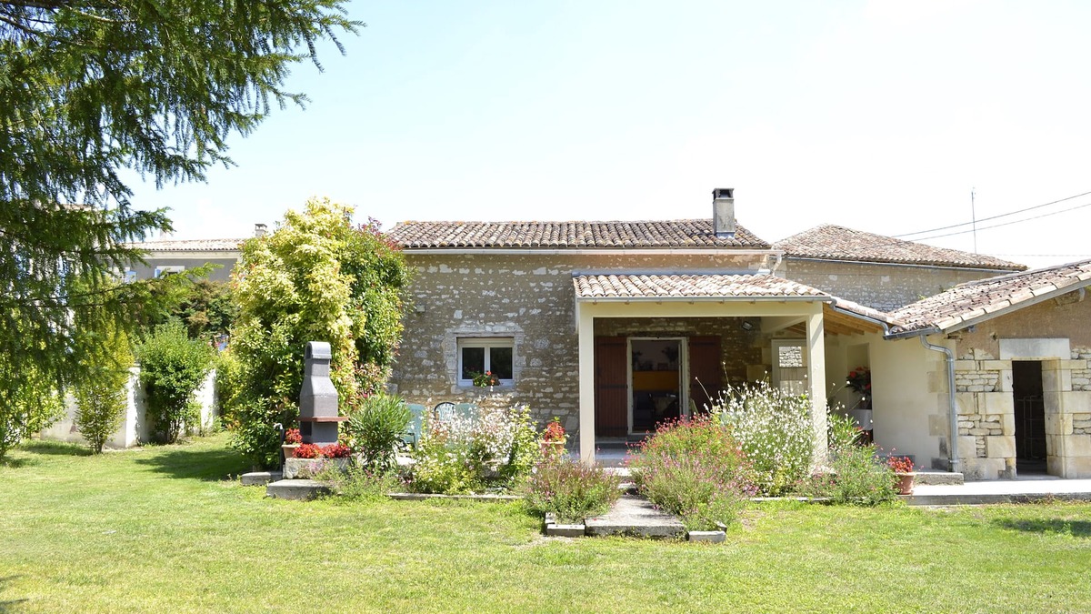 Saint-Fort-sur-Gironde House | Private garden, swimming pool, picturesque village location, bank, bakery