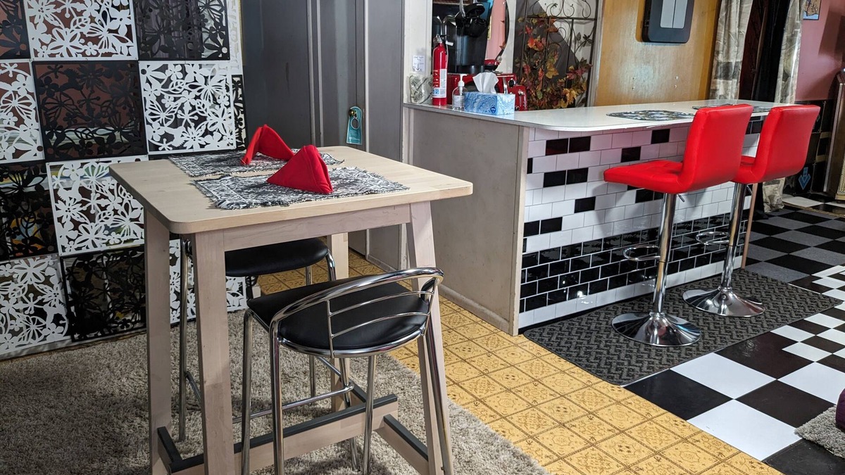 Kennydale Bed & Breakfast | Private, free parking and laundry. Centrally located to everythingnThe Roadhouse