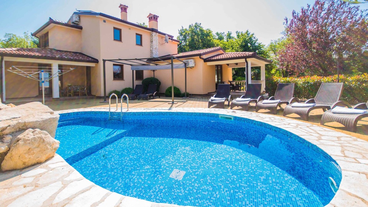 Topid Villa | Private, fully fenced and pet-friendly pool villa near the sea