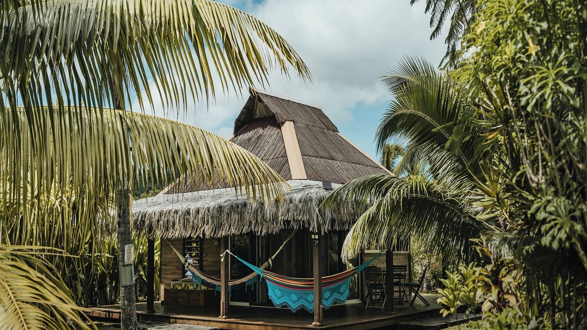 Fare House | Private garden bungalow just 200m from the beach