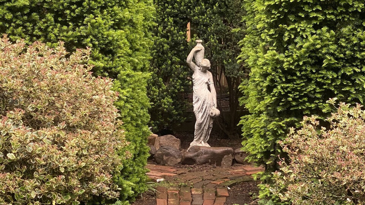 Leesburg's Old and Historic District Cottage | Private garden cottage located in the heart of downtown.