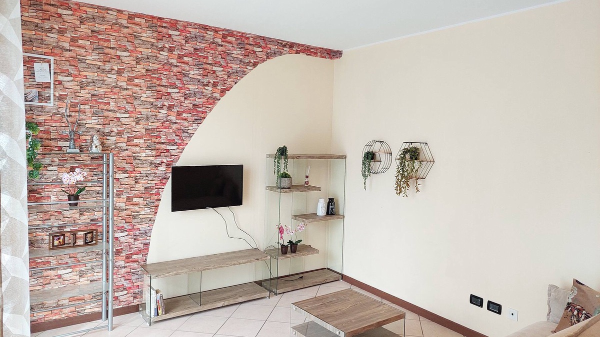 Somma Lombardo House | [private garden] - convenient for Malpensa and Milan