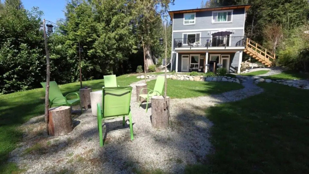 Roberts Creek Apartment | Private Garden Kingsize Studio #2 Near the Oceannn