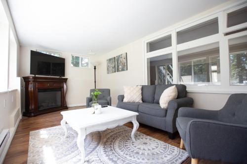 West Vancouver House | Private Garden-Level Suite