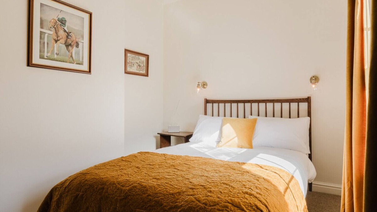 Axford Cabin | Private Room Above The Silks Pub (Room 1)