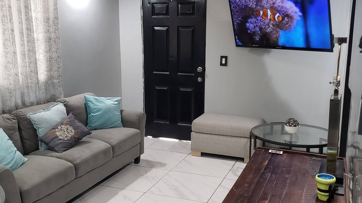 Playas de Tijuana House | Private Gorgeous Cozy Modern home/5 min Drive from beach, righ across from park
