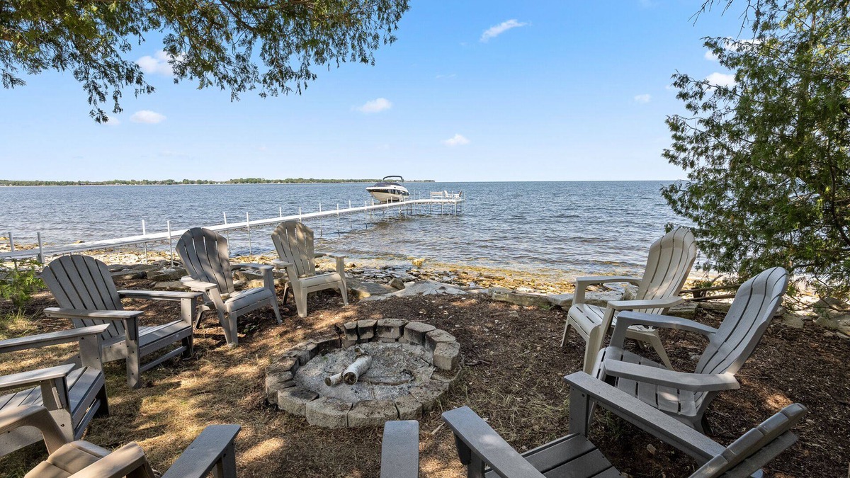 Idlewild Cottage | Private Green Bay Waterfront - Heidaway Cottage