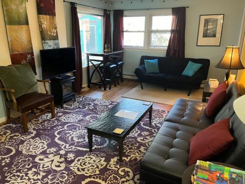 Jackson Park Apartment | Private Green Cottage near downtown