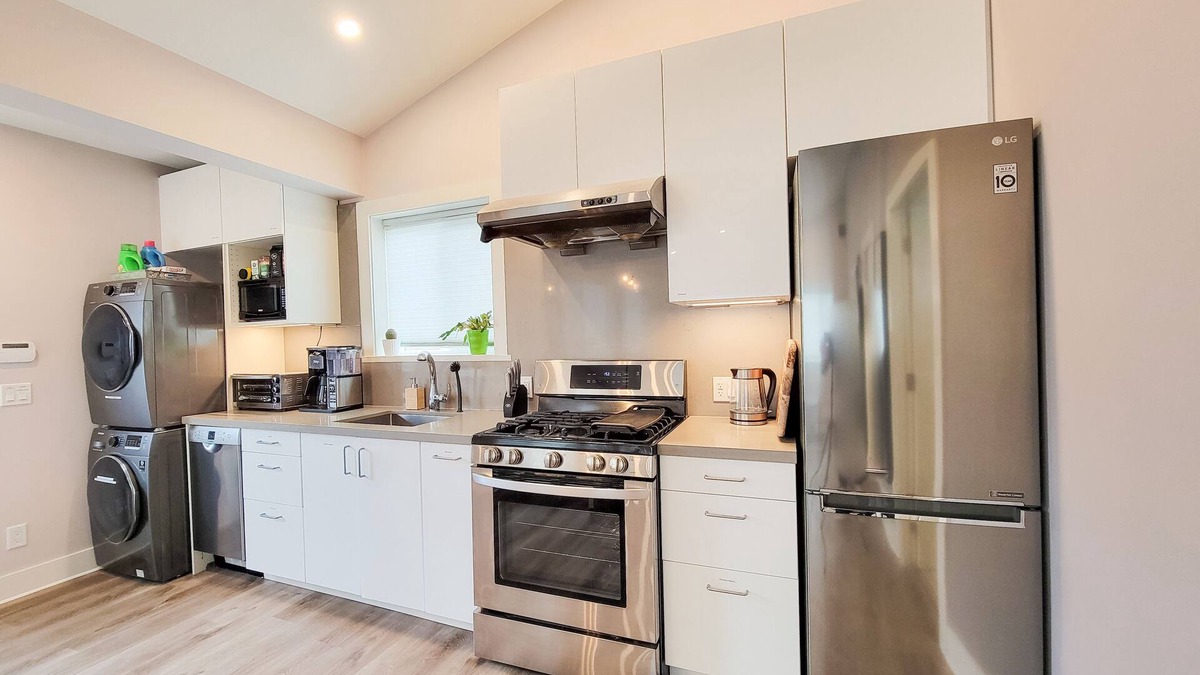 Knight House | ☀Private Guest Home Filled w/Natural Light☀ Central Vancouver ☆ Kensington Park