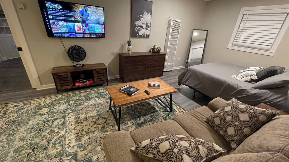 Independence House | Private Guest House, Quick City Access!