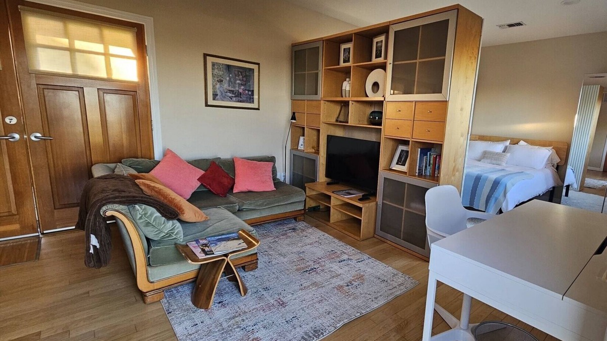 Hollywood Hills Apartment | Private Guest House in the hills of Los Feliz