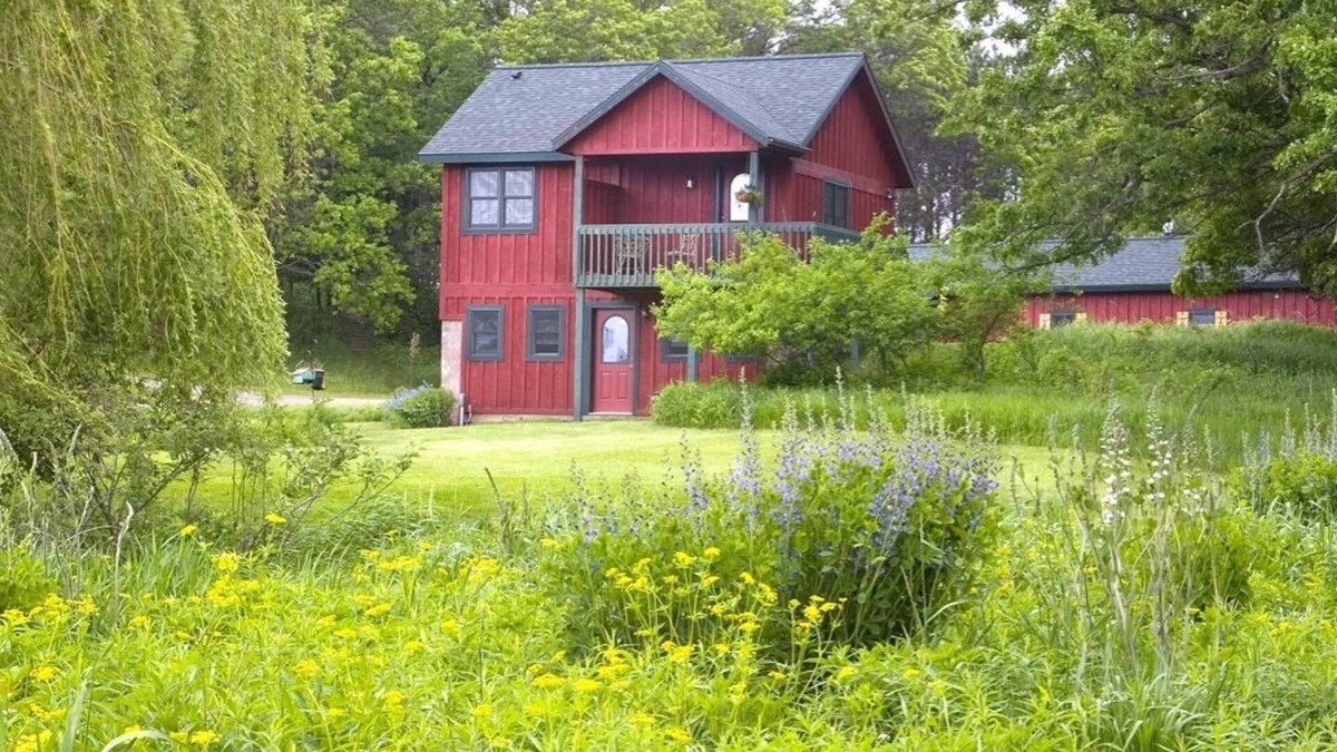 Reedsburg House | Private guest house w/jacuzzi tub, gas fireplace close to several famous parks