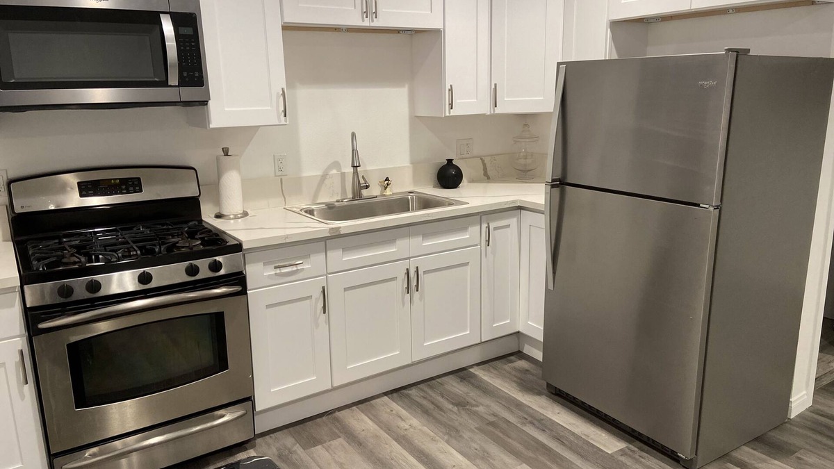 West Rancho Dominguez Apartment | Private guest house with full kitchen & bathroom
