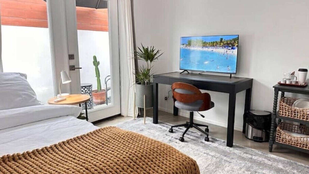 Burbank House | Private Guest Quarter for 1 guest with own Patio & Bathroomnn