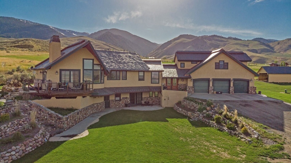 Salmon Apartment | Private Guest Suite, "Hilltops II"