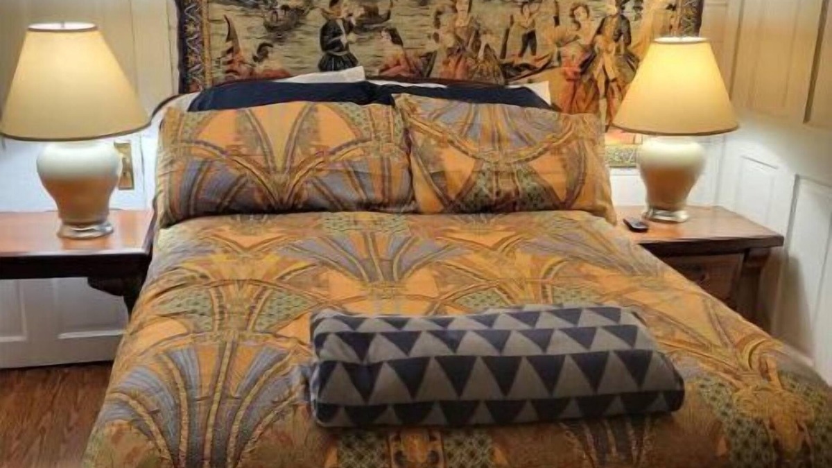 Suffolk House | Private Guest Suite in Historic house