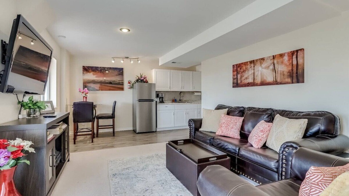 Centennial House | Private Guest Suite with King bed