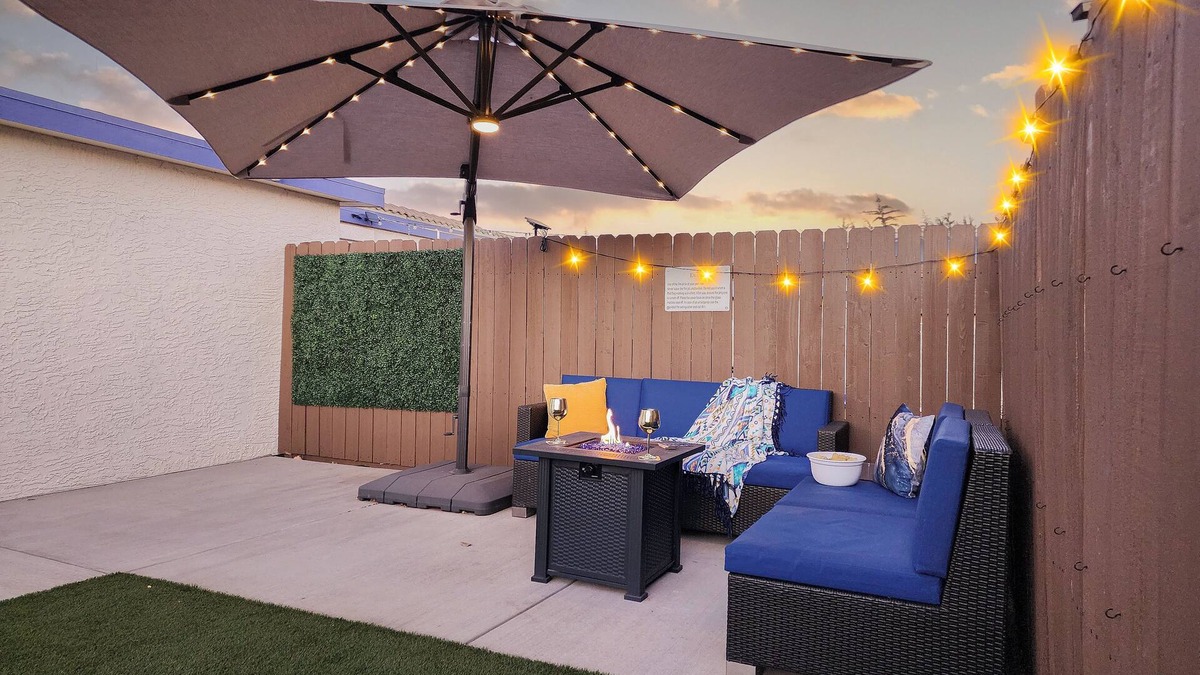 Page House | Private Guesthouse/King bed/2 TVs/Private backyard with fire table/Dogs welcome