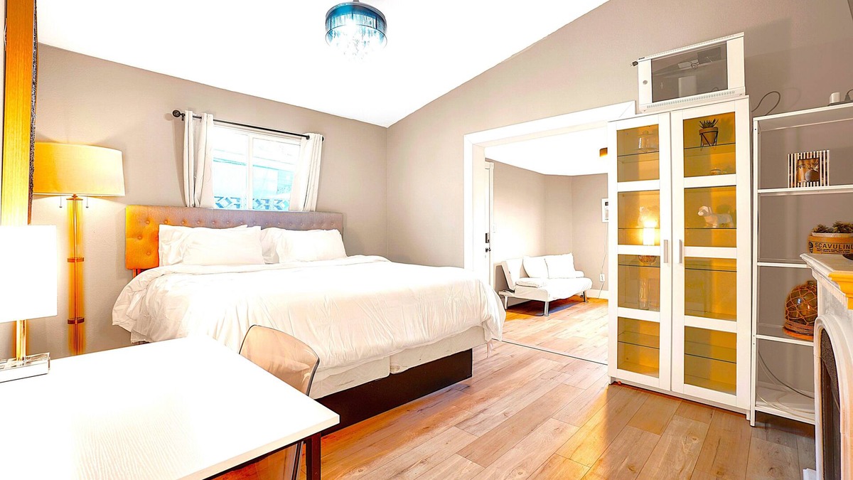 Paradise Apartment | Private Guestroom/Studio Unit In Southeast Las Vegas with WiFi, AC and King Bed.