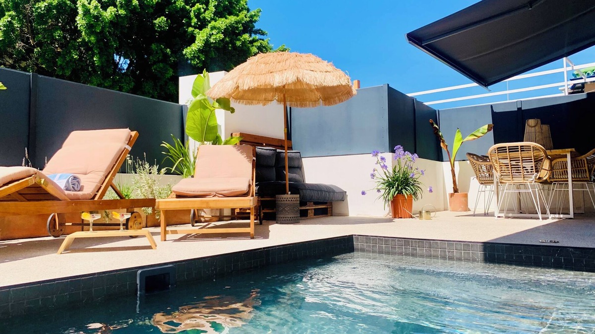 Cruz de Humilladero Villa | Private & heated Pool, free parking; gym and cinema ! In the centre of Malaga