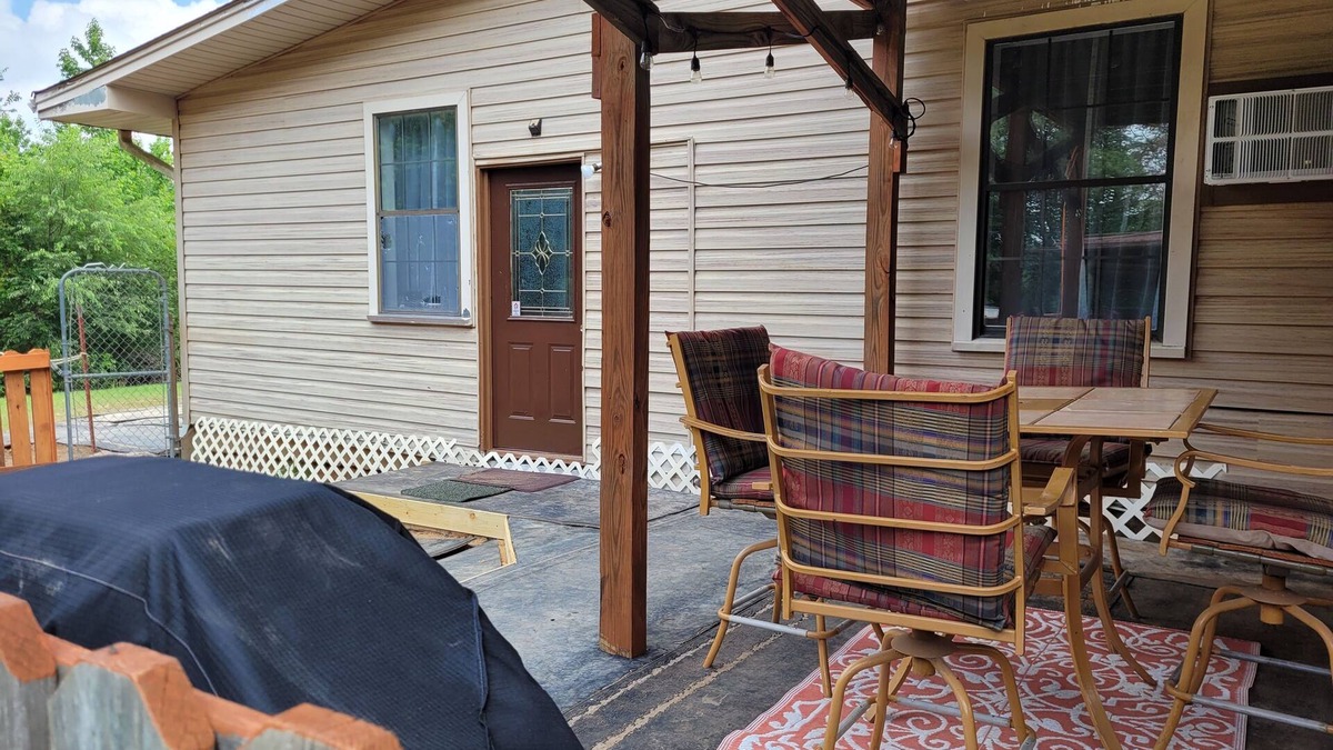 Gallant Apartment | Private Hide-a-way Farmhouse Apartment. Pet Friendly & Horses!