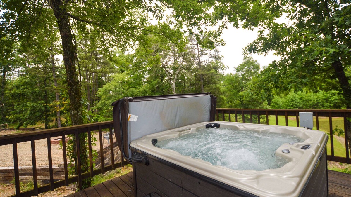 Golden Cabin | Private Hideaway, Hot tub, close to Beavers Bend State Park, Broken Bow Lake.