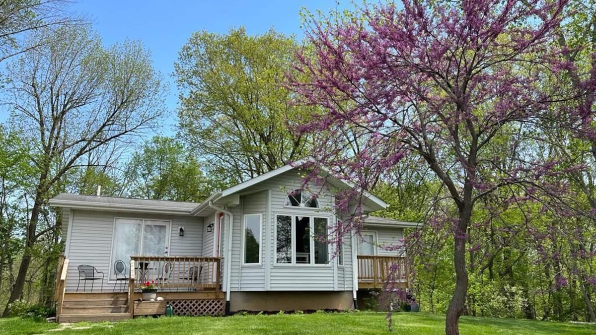 Iowa City House | Private Hilltop Country 3-Bedroom Home