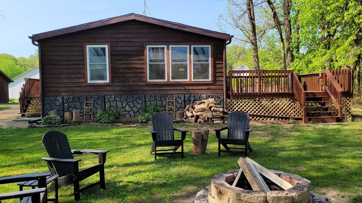 Adams House | Private Home,1+acre,nearWIDells,on small lake,private pier,FREE FIREWOOD,firepit