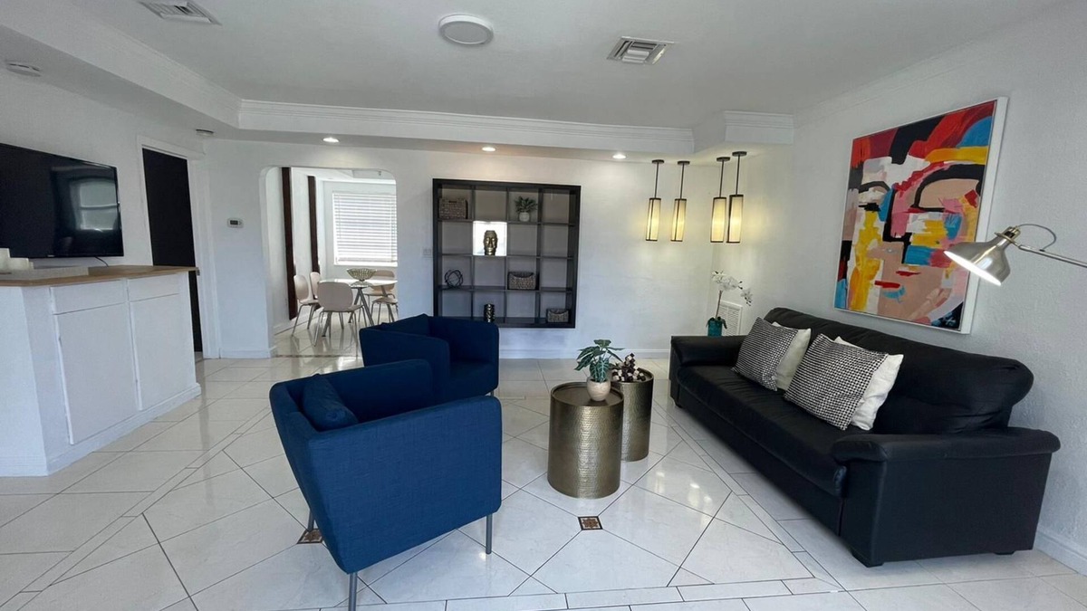 Royal Poinciana House | Private Home Close to Hollywood Beach