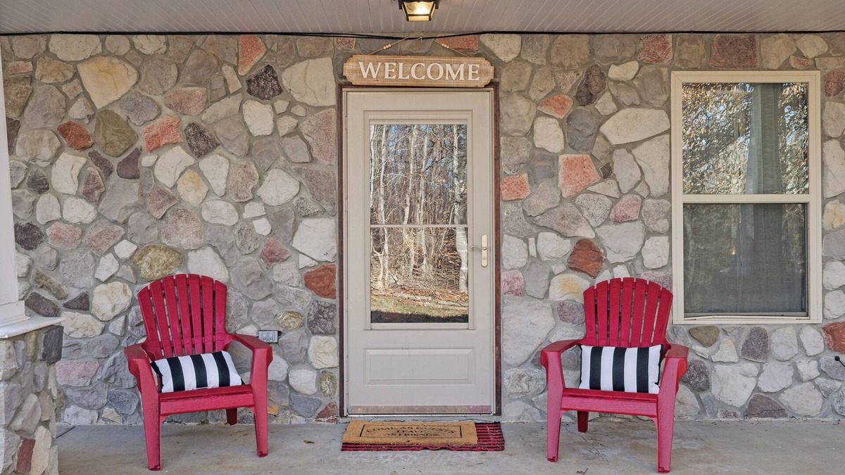 Cheatham County House | Private Home Nestled on 25 wooded acres. HOT TUB AND POOL TABLE.