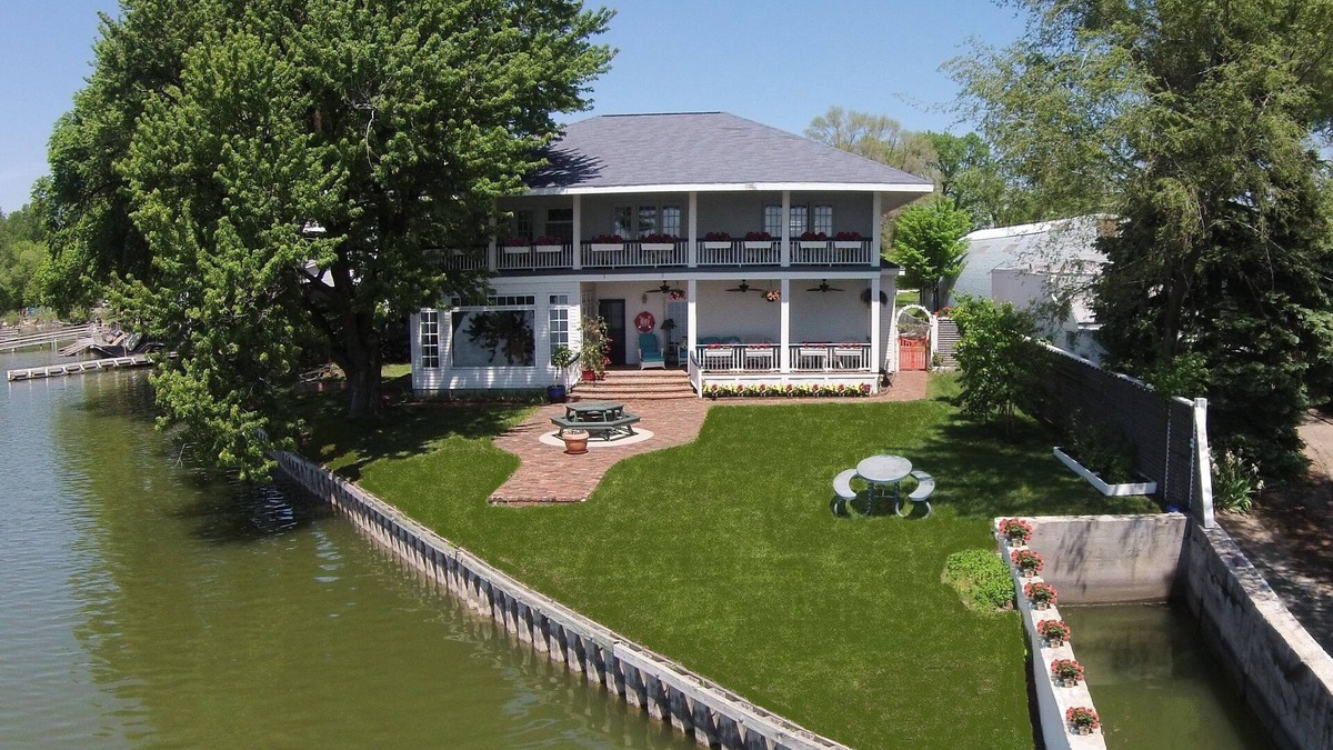 Council Bluffs House | Private home rental 4BR 3.5 Bath (Lake Manawa, IA)