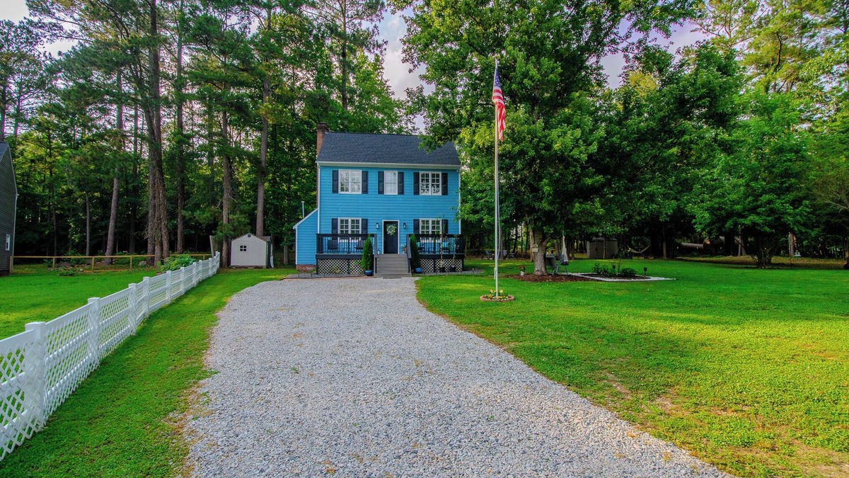 Wake Forest Other | Private Homestead, 1.5 Acres, Spa, Gym, Firepit, Chickens, King Suite, Pets