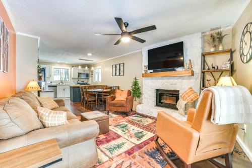 Michaywe House | Private Hot Tub and Deck Gaylord Family Home!