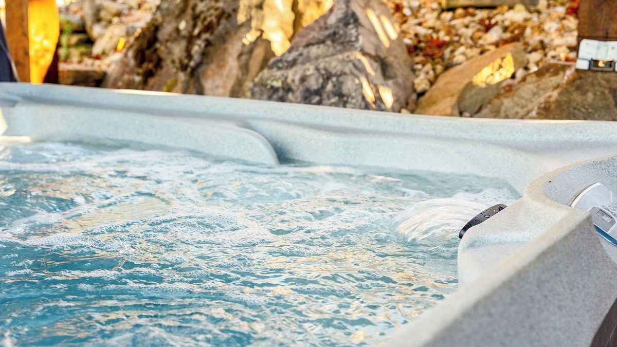Branson Apartment | Private Hot Tub and Fire Pit - THE CARRIAGE HOUSE