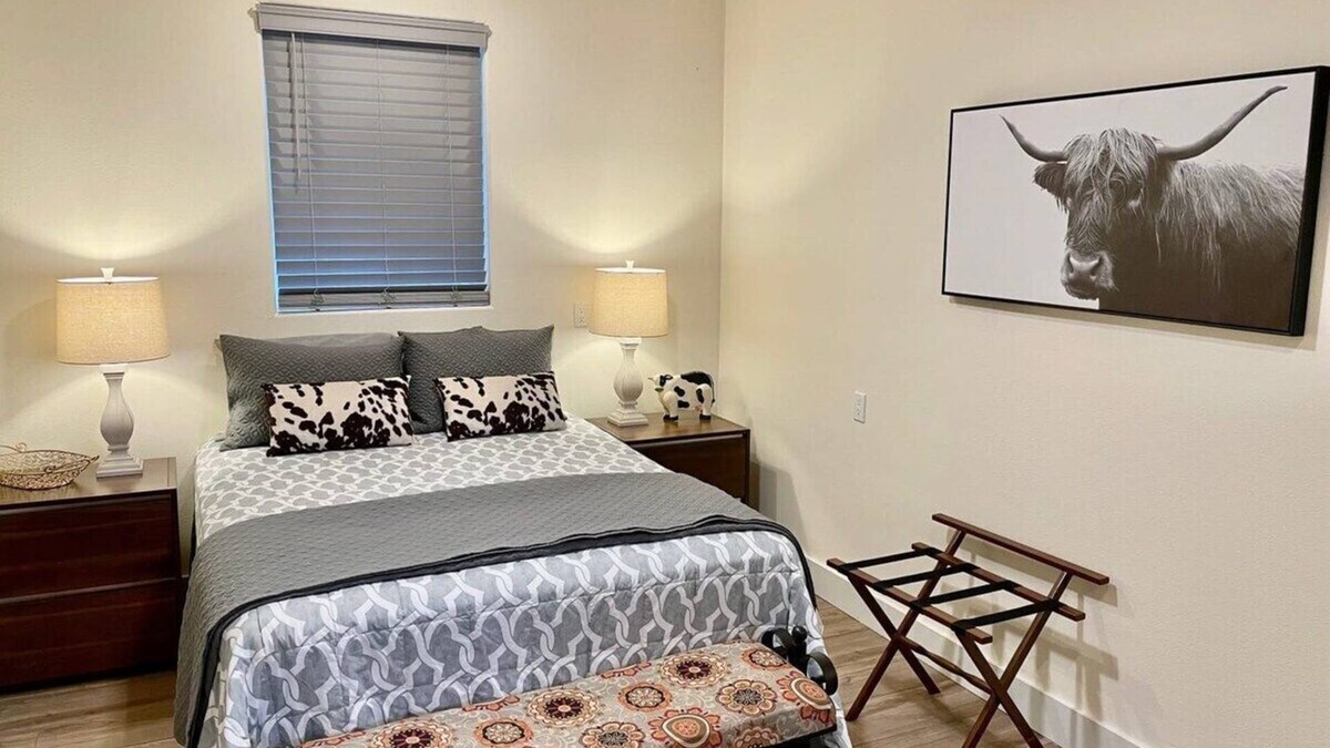 Ahwahnee Apartment | Private HOT TUB/BBQ/Sleeps 2/Crazy Cow