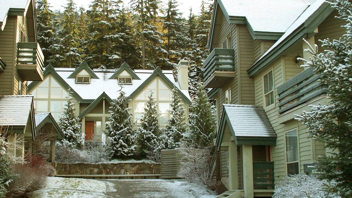 Blackcomb House | Private Hot Tub. Bring Your Dog! Spacious Ski-in Townhome close to Lost Lake.