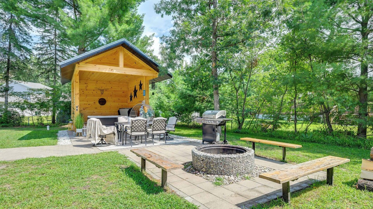 Friendship House | Private Hot Tub, Deck! Group Getaway in Friendship