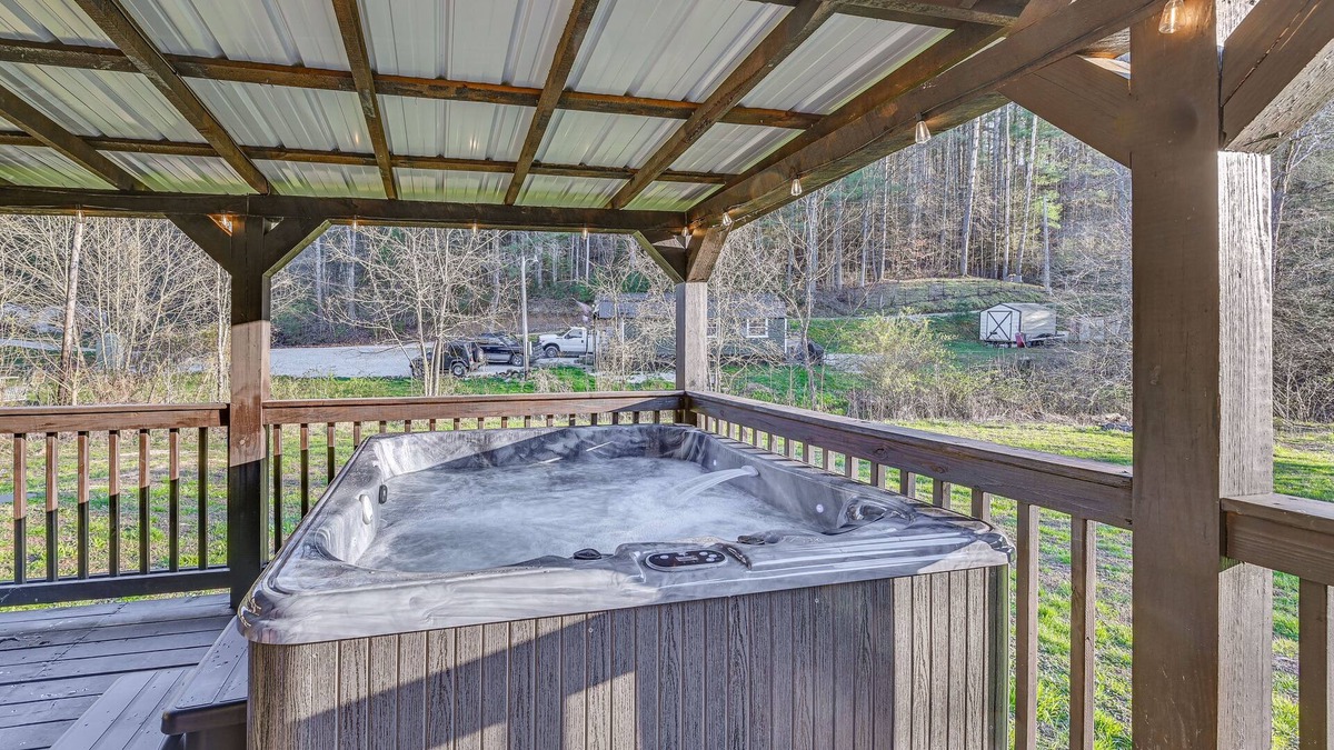 Campton Cottage | Private Hot Tub: Dog-friendly Red River Gorge Home