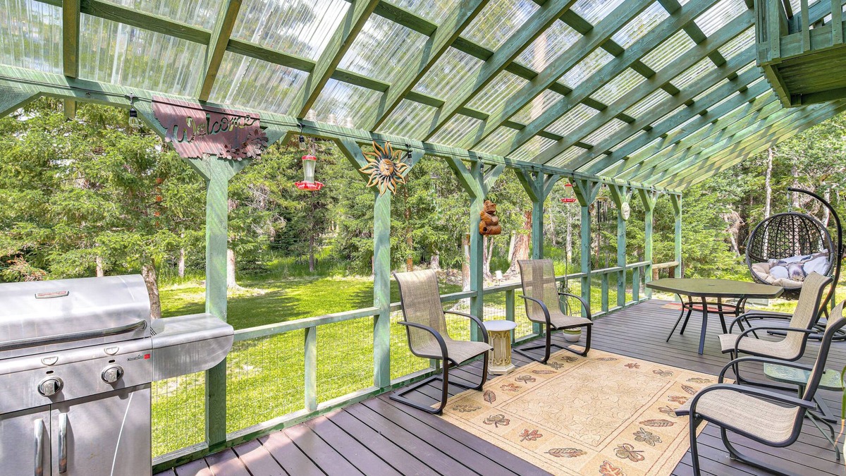 Lincoln House | Private Hot Tub: 'Enchanted Hideaway' in Lincoln!