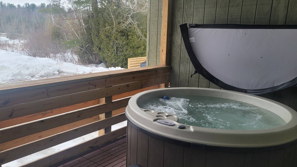 Interlochen Apartment | Private Hot Tub! KING Size Bed Traverse City 18 miles *Crystal Mountain 17 miles