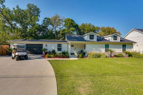 Pilot Point House | Private Hot Tub Luxe Gem 3 Mi to Lake Ray Roberts