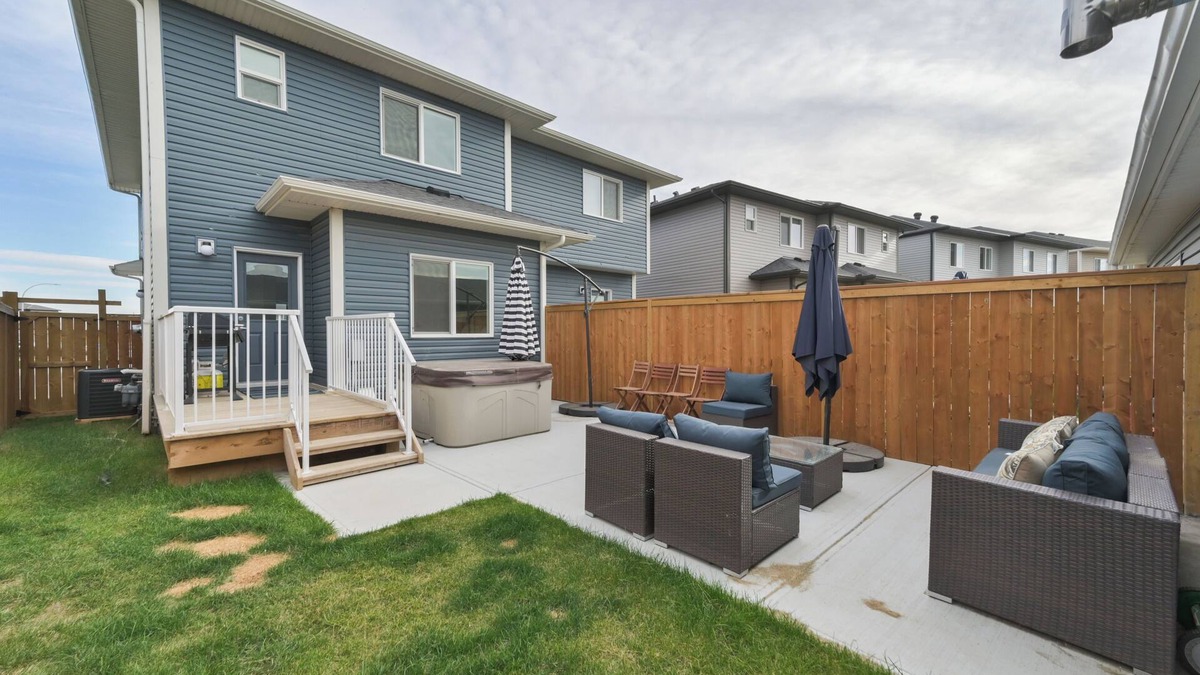 Calgary House | Private HOT TUB! NEW Modern Home, 5min to Airport!