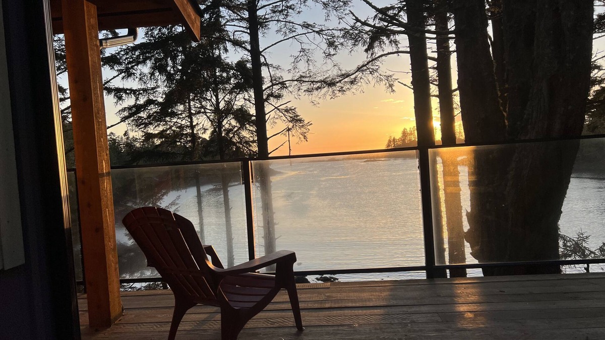 Ucluelet Cabin | Private Hot Tub! Oceanfront Cabin With Views! ⎮ Surf Grass