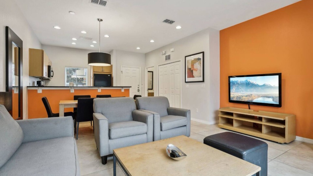 Sunset Lakes House | Private Hot Tub, Pools, Grill, Gym & Free Parking. 12 Min from Disney