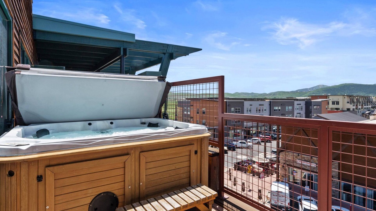 Kimball Junction Condo | Private Hot Tub | Stylish Top-Floor | Fireplaces, Balcony + Kitchenette