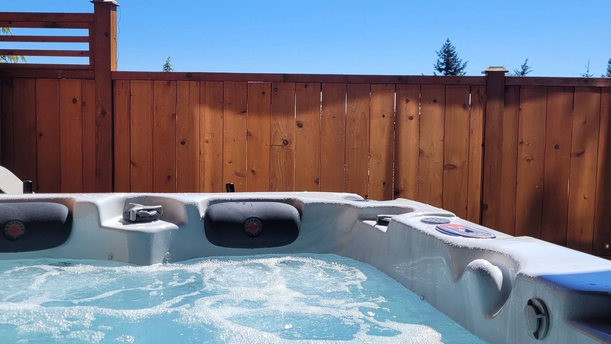 Victoria House | PRIVATE Hot Tub with Valley Views!