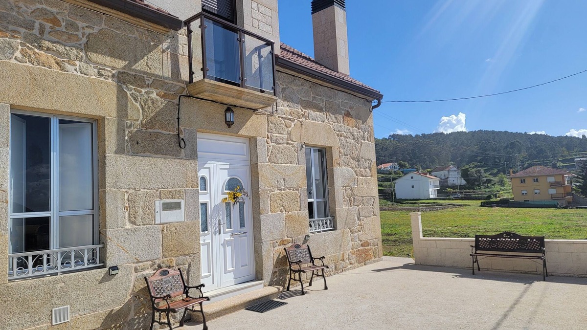 Porto do Son House | Private house across from beach and mountains