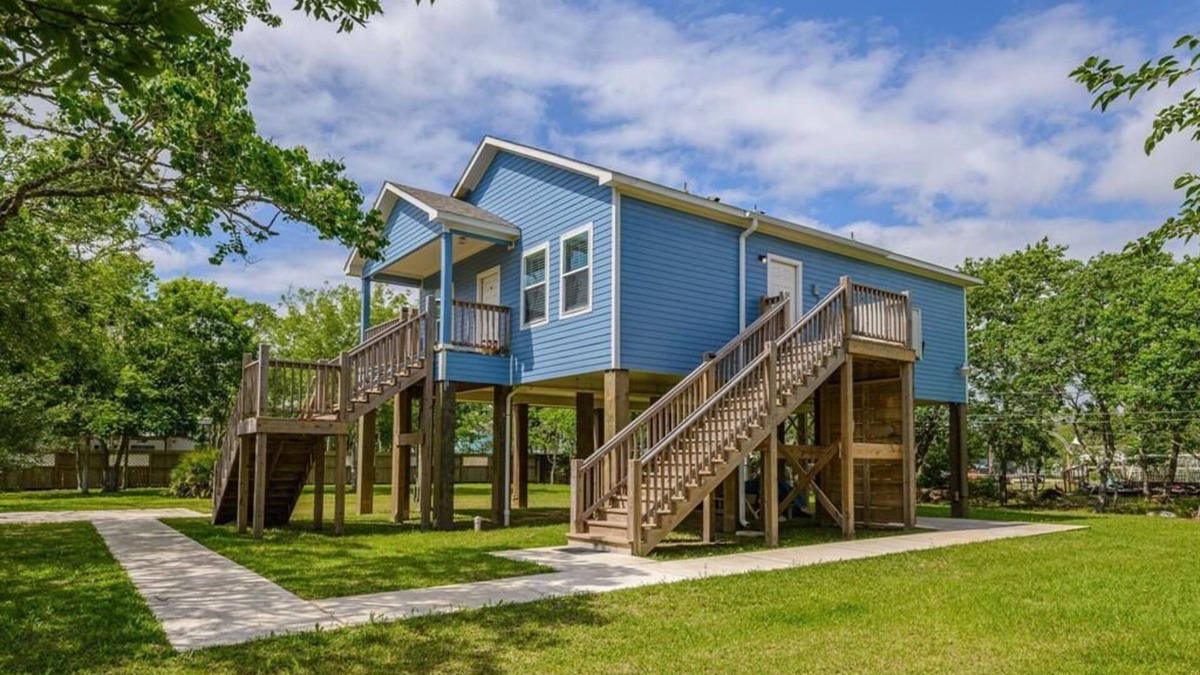Dickinson House | Private House In San Leon. Fish, Relax, Repeat Modern Bay Getaway