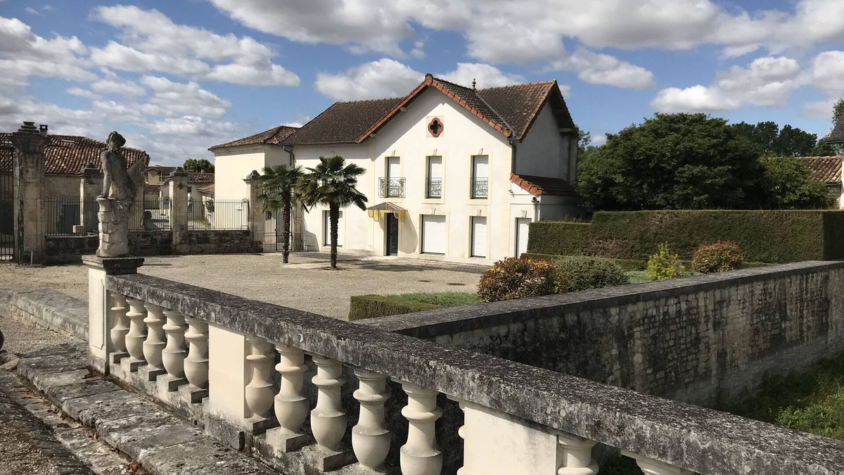 Vervant House | Private house in the park of a castle, swimming pool, billard
